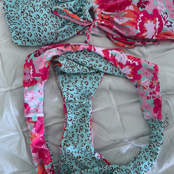 Bikini - Picture 2 of 3